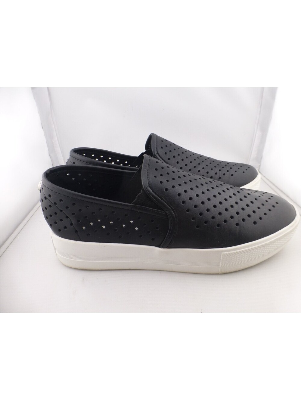 Steve Madden Women's SZ 8.5 Black Perforated Platform Slip-On Sneakers Flats M22